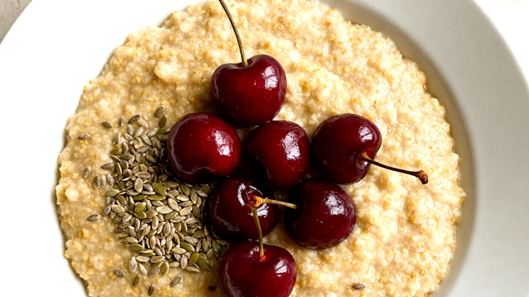Amaranth-Porridge mit Hanfsamen und Sauerkirschen"