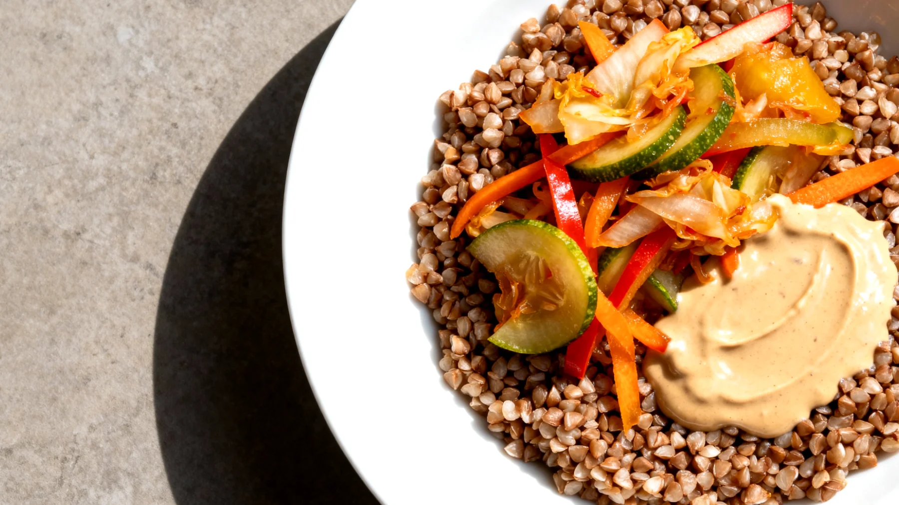 Buchweizen-Bowl mit fermentiertem Gemüse und Tahini-Dressing"
