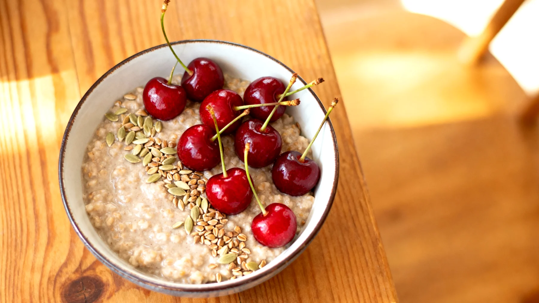Buchweizen-Porridge mit Sauerkirschen und Hanfsamen"