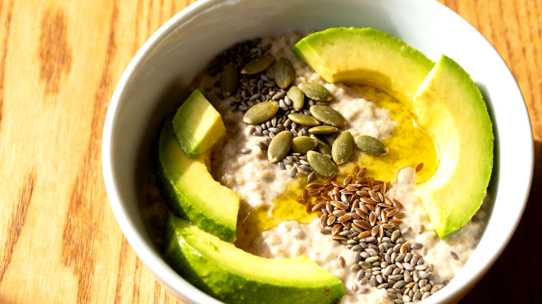 Hanfsamen-Avocado-Bowl mit Kürbiskernen und Leinsamenöl"