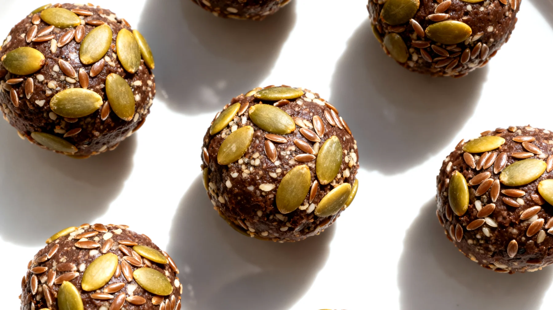 Hanfsamen-Kakao-Energiekugeln mit Kürbiskernen und Leinsamen"