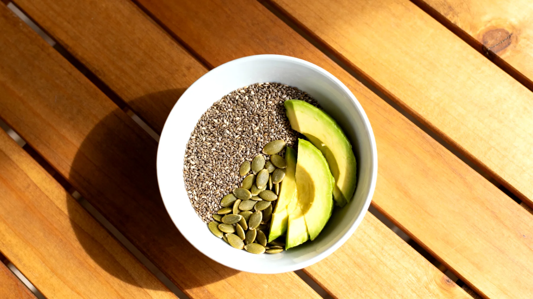 Hanfsamen mit Avocado und Kürbiskernen"