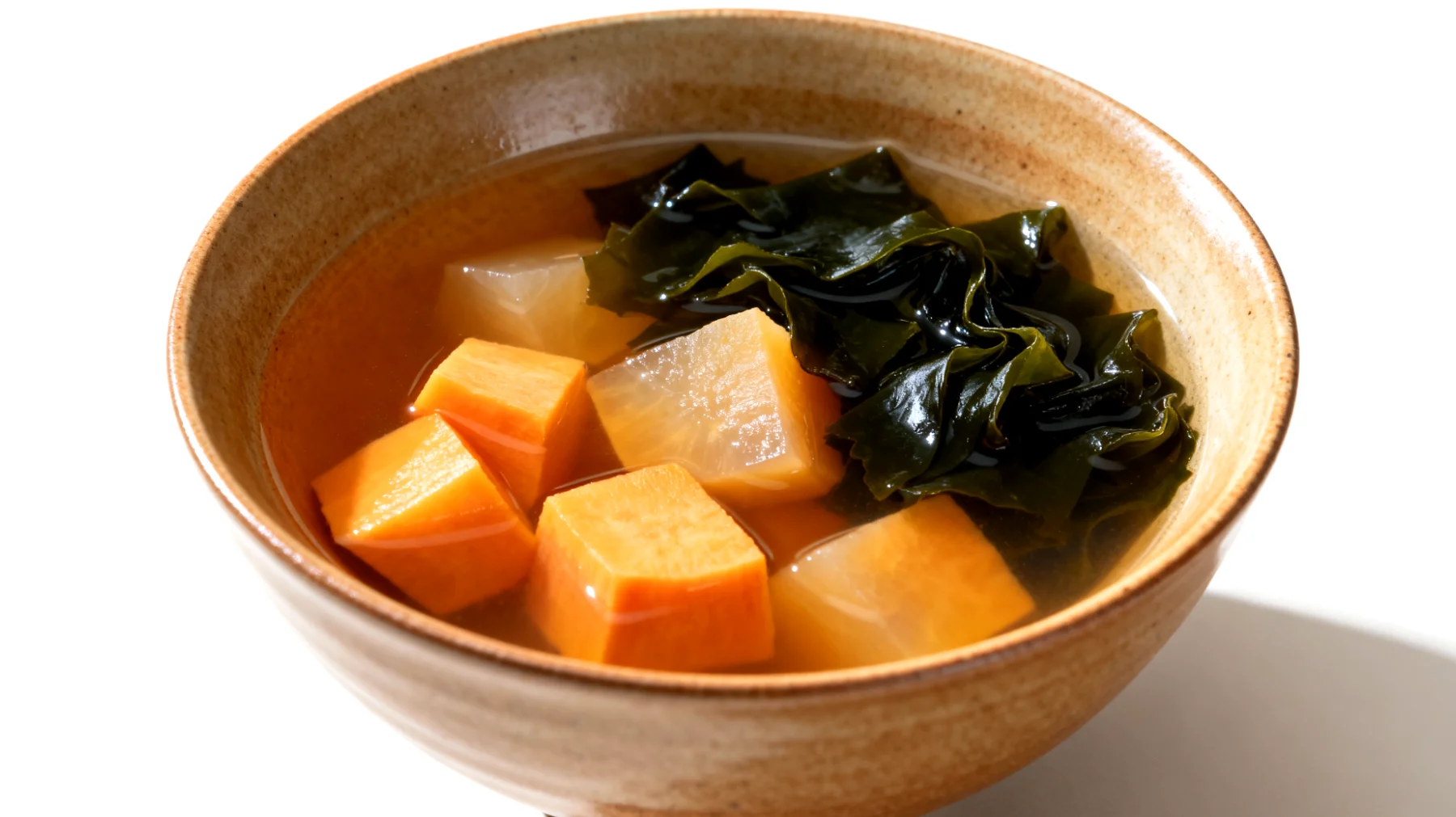 Miso-Suppe mit Wakame-Algen und Süßkartoffel"