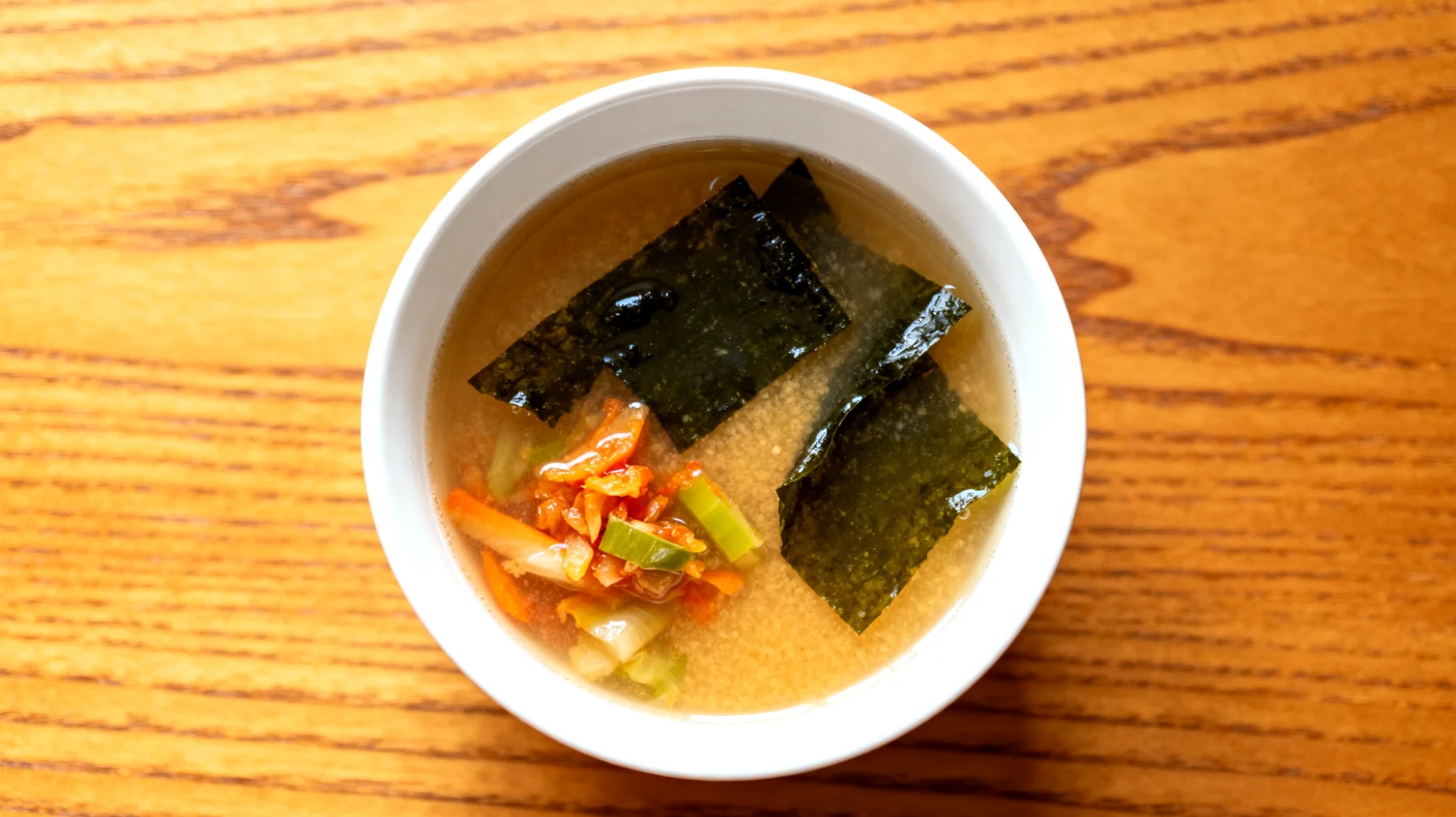 Miso-Suppe mit Wakame-Algen und fermentiertem Gemüse"