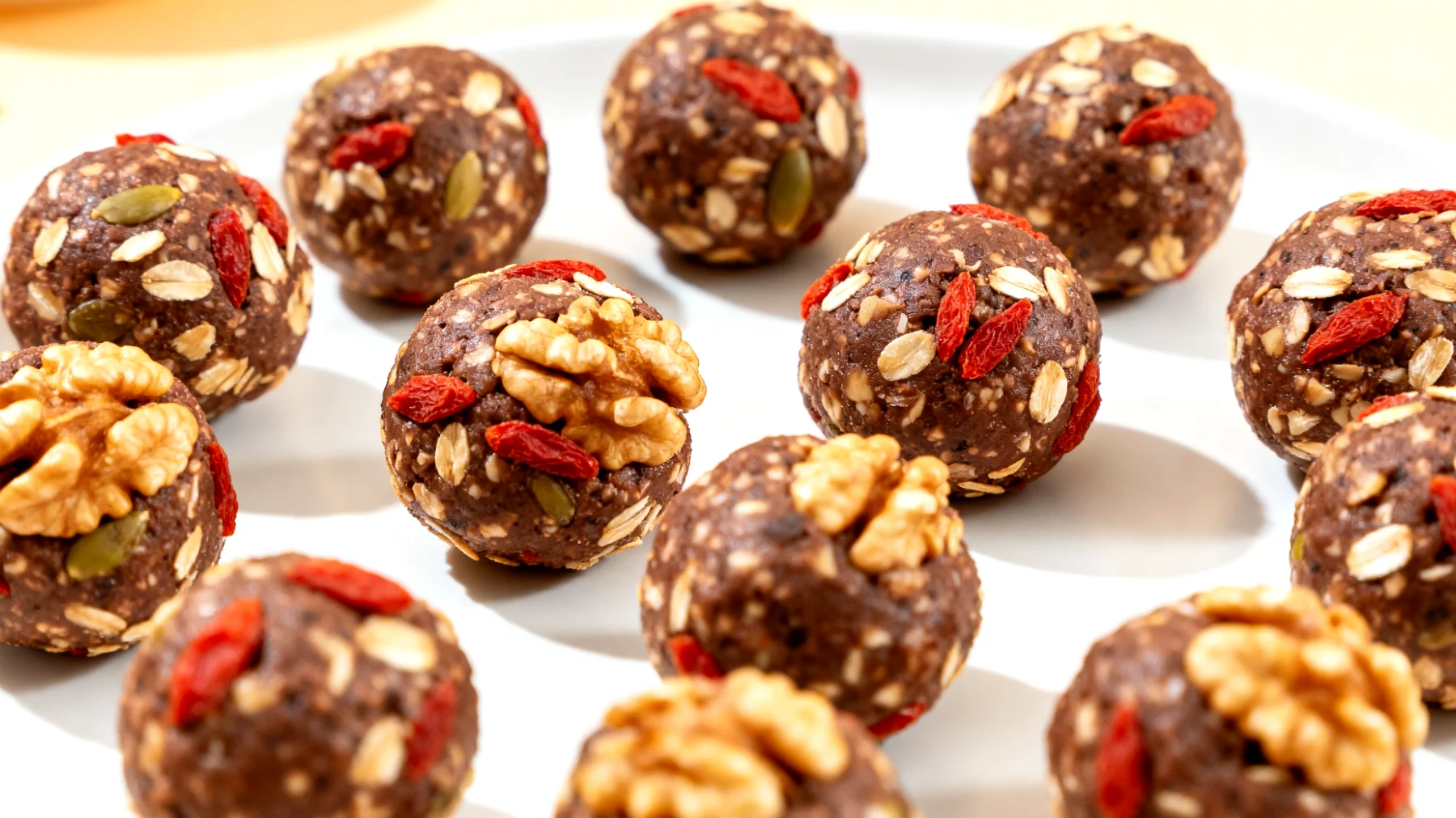 Walnuss-Goji-Beeren-Energiebällchen mit Kakao und Hafer"